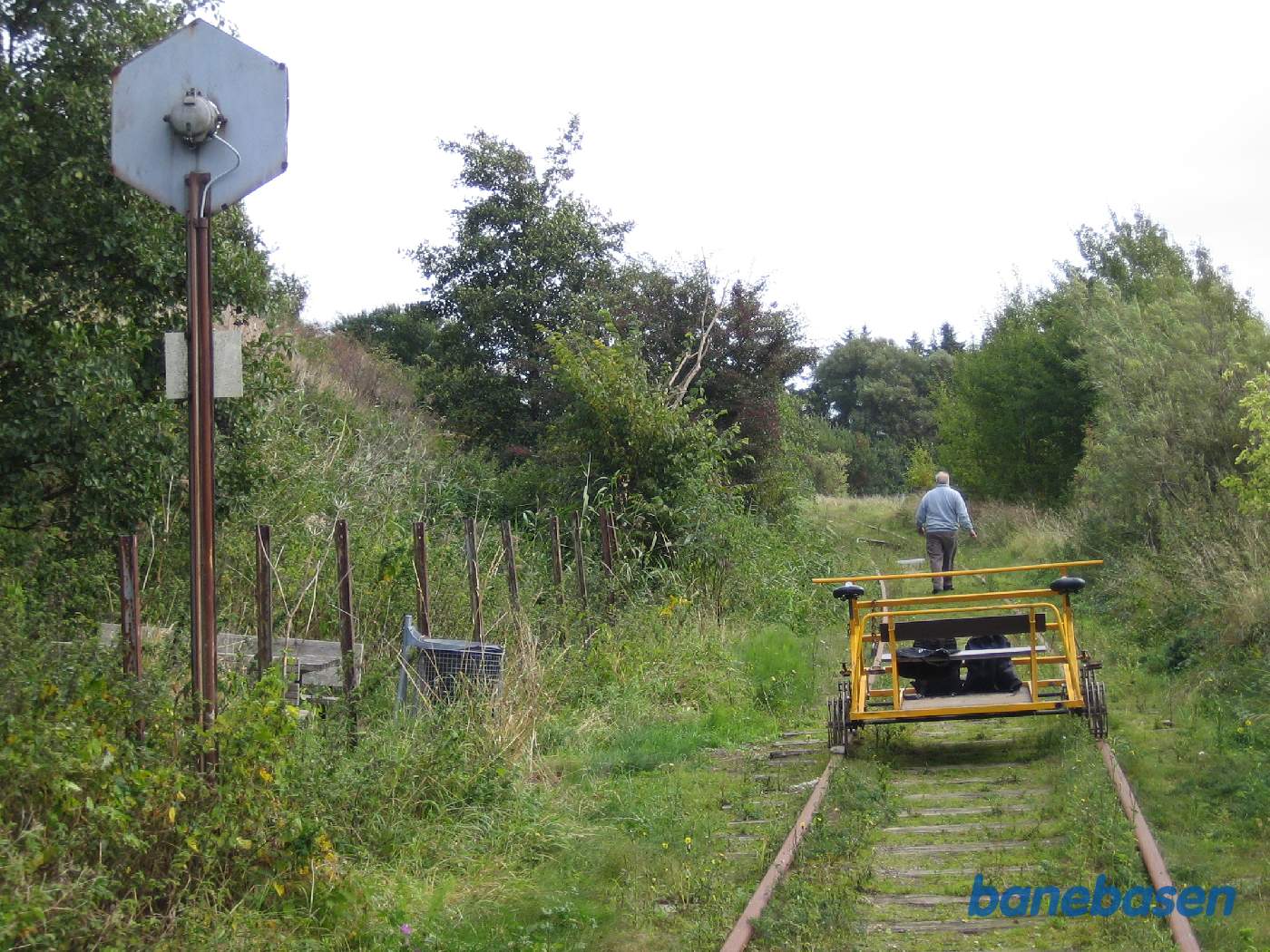 Vi er ankommet til bord-bænk stedet med affaldsspanden. Lidt længere fremme ses sporskiftet til det nedlagte sidespor