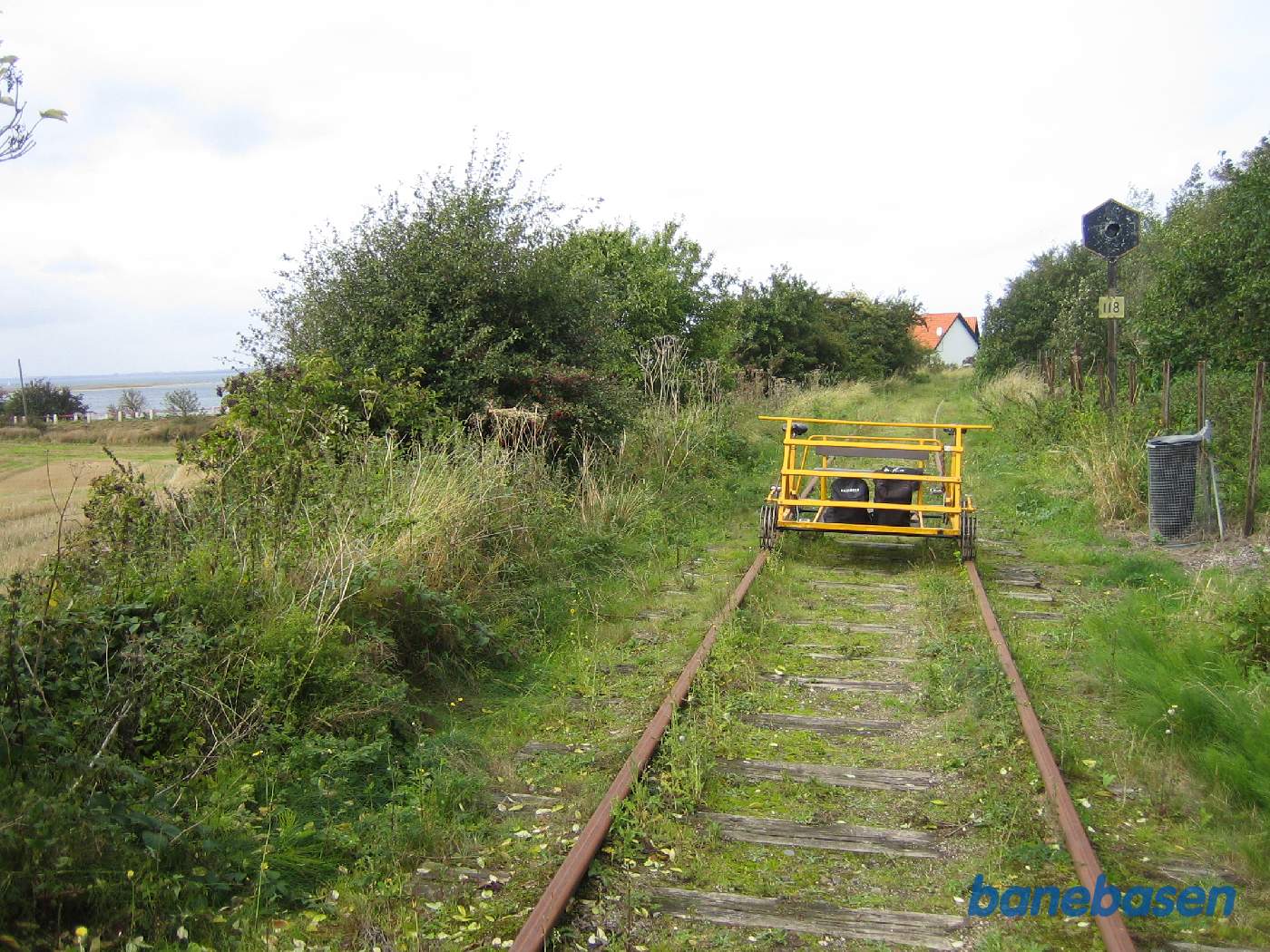 Vi er ankommet til bord-bænk stedet med affaldsspanden og kontrollys for overkørsel 118, Torø Huse Vej