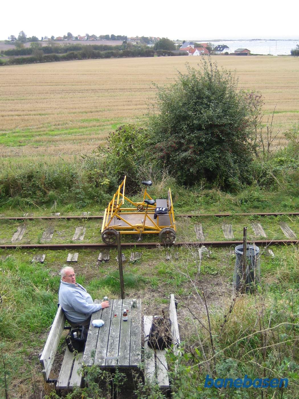 Frokost med øl og Gammel Dansk, set oppe fra skrænten. Det er Nyhuse man ser i baggrunden Frokost med øl og Gammel Dansk, set oppe fra skrænten. Det er Nyhuse man ser i baggrunden