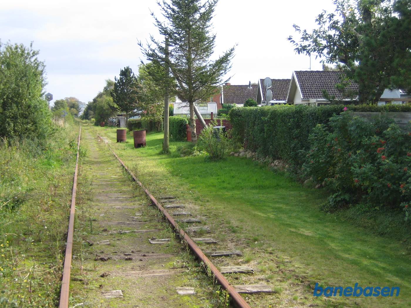 På vej ind i Ebberup har husejerne forlænget deres haver ud mod sporet