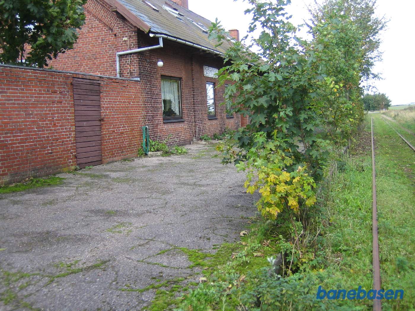 Flemløse station ses inde til venstre og overkørslen med Kirkebjergvej ses lidt længere fremme Flemløse station ses inde til venstre og overkørslen med Kirkebjergvej ses lidt længere fremme