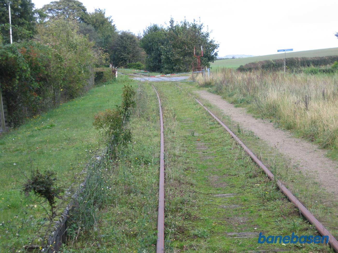 Flemløse stations perron ses inde til venstre og overkørslen med Kirkebjergvej ses lidt længere fremme