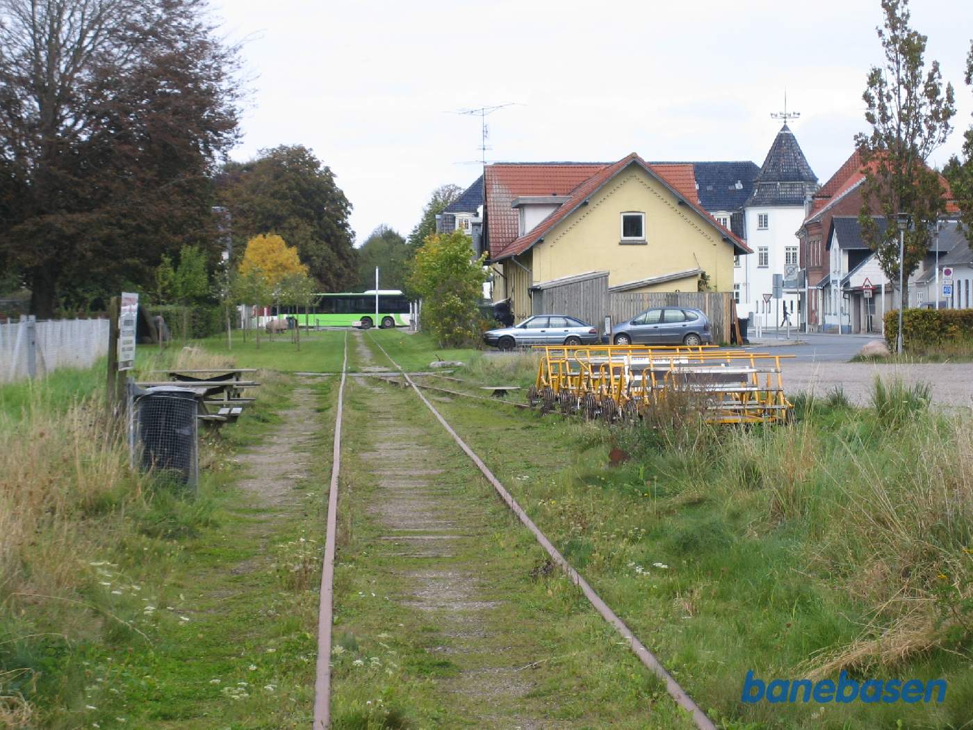 På vej ind på Glamsbjerg station. Stationsbygningen og sidesporet til højre
