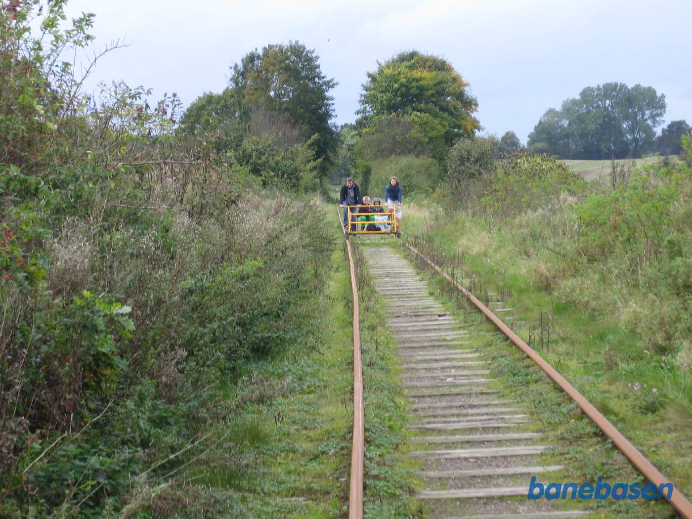 Ups, modkørende skinnecykel med 2 voksne og 2 børn