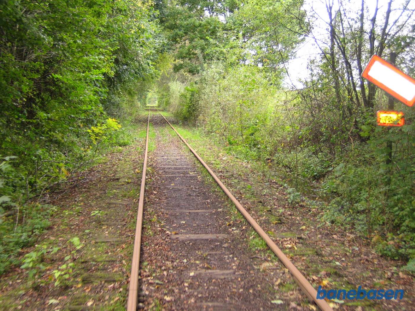 Et vue ud langs strækningen i retning mod Tommerup. 1200 meter afstandsmærket til Tommerups I-signal ses inde til højre