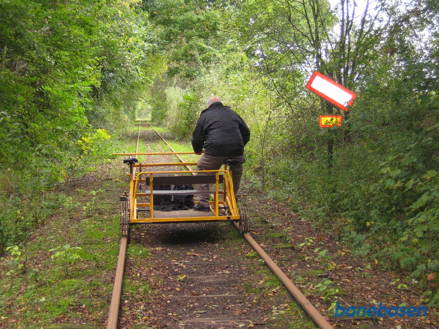 Et vue ud langs strækningen i retning mod Tommerup. 1200 meter afstandsmærket til Tommerups I-signal ses inde til højre