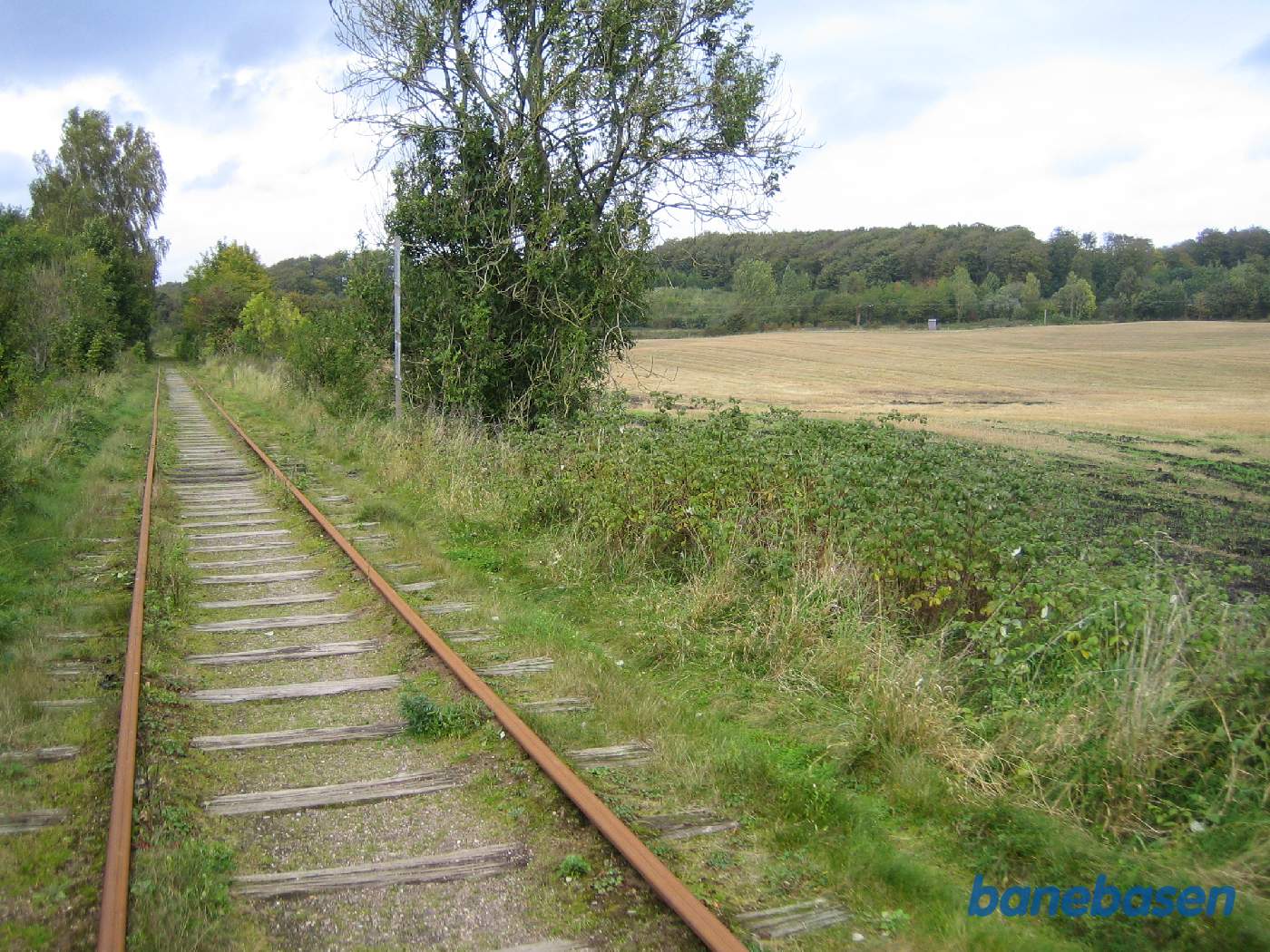 Et vue ud langs strækningen i retning mod Tommerup. Resterne af 400 meter afstandsmærket til Tommerups I-signal ses inde til højre og længere over ses hovedstrækningen over Fyn med køreledninger og signalhytte til I- og U-signalerne Et vue ud langs strækningen i retning mod Tommerup. Resterne af 400 meter afstandsmærket til Tommerups I-signal ses inde til højre og længere over ses hovedstrækningen over Fyn med køreledninger og signalhytte til I- og U-signalerne