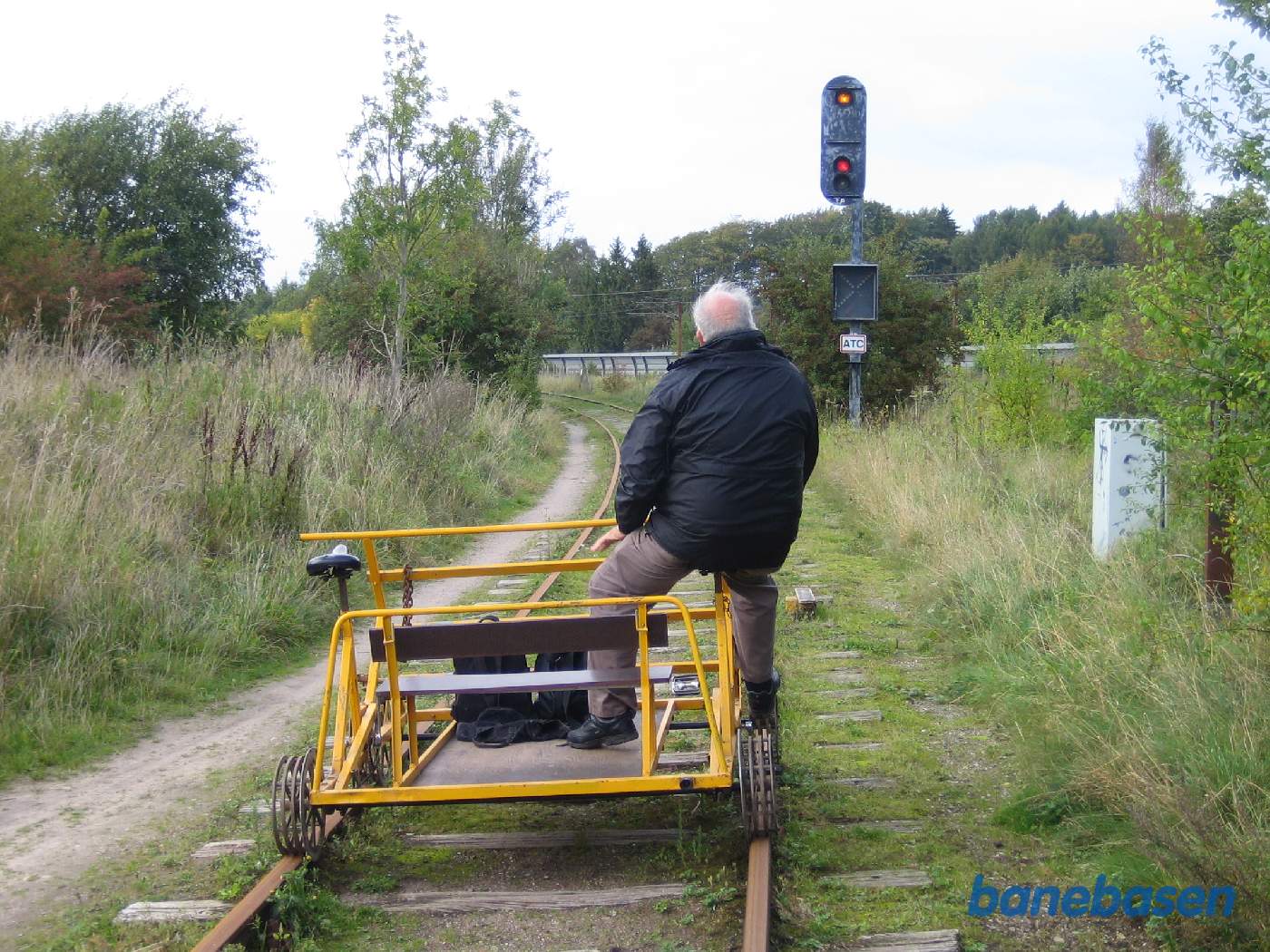 Skinnecyklisten holder for stop ved indkørselssignalet til Tommerup