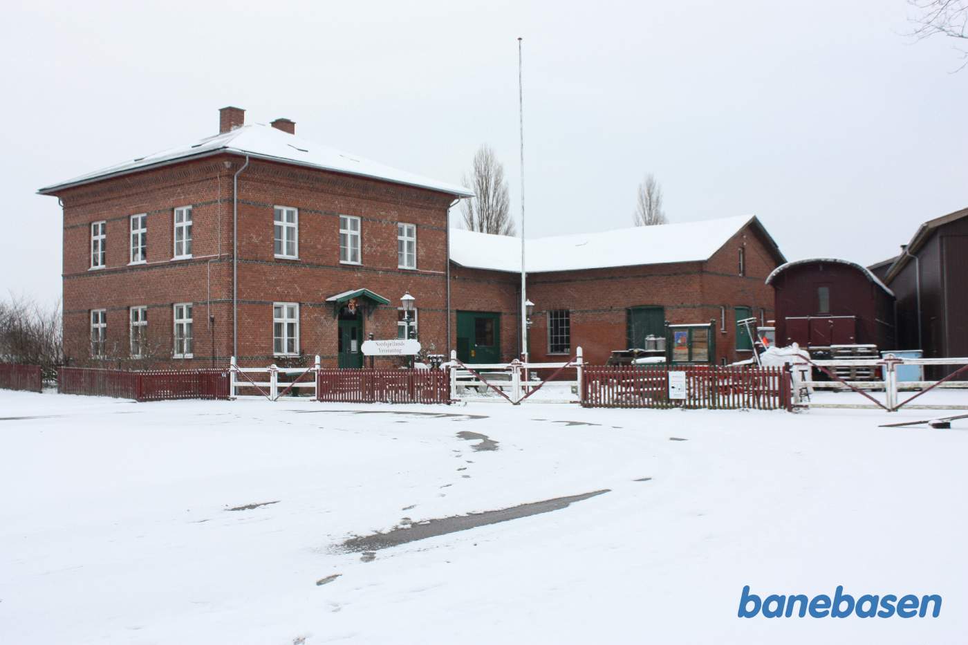 Græsted station efter et godt snefald