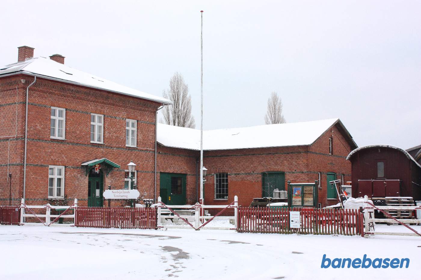 Græsted station efter et godt snefald