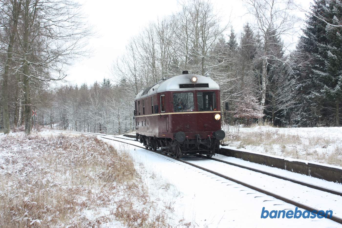 L1 holder i den flotte sneklædte Gribskov ved det nedlagte Storkevad trinbræt L1 holder i den flotte sneklædte Gribskov ved det nedlagte Storkevad trinbræt