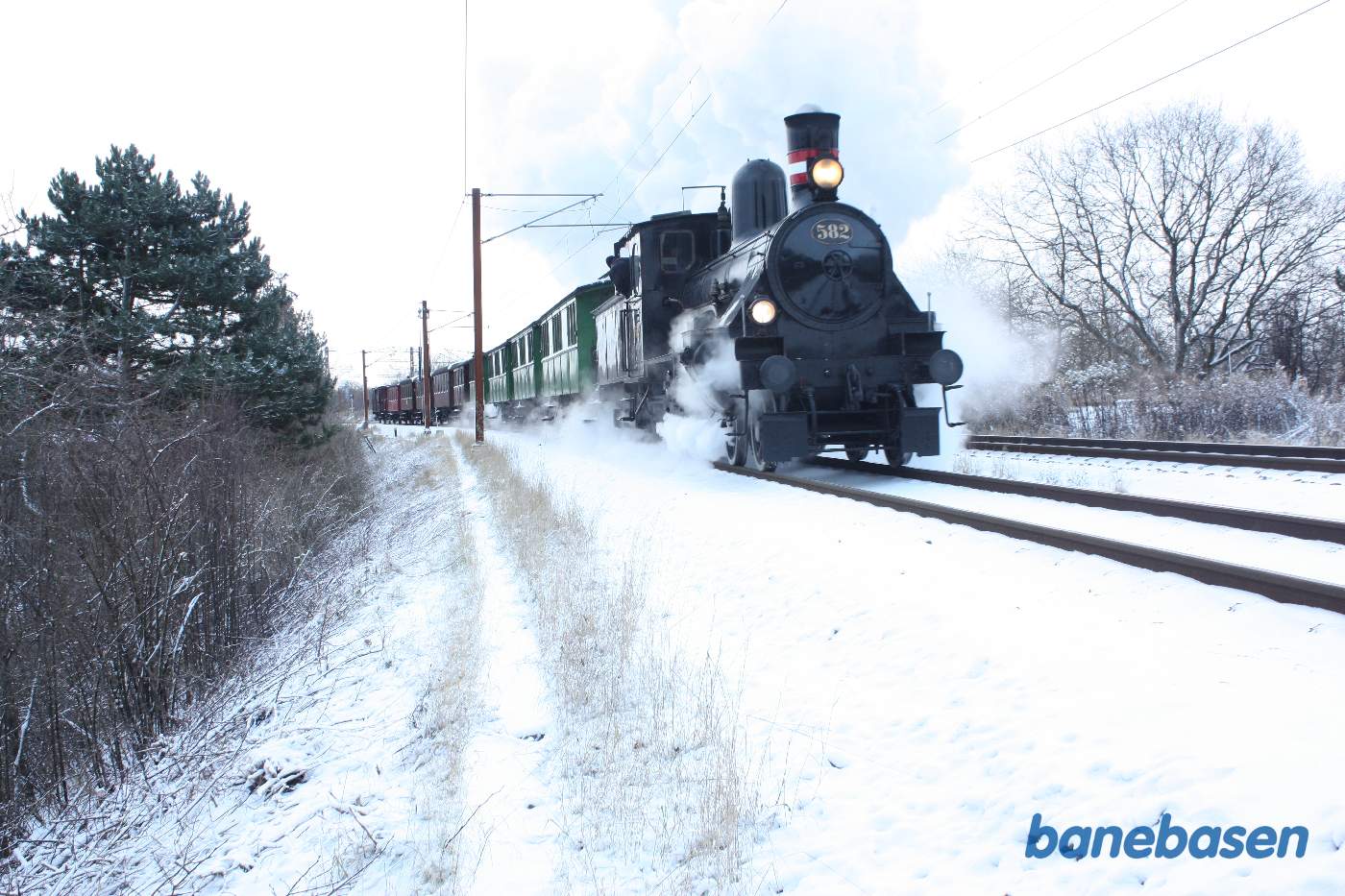 Damptoget fra Hellerup på vej ind på Hillerød station