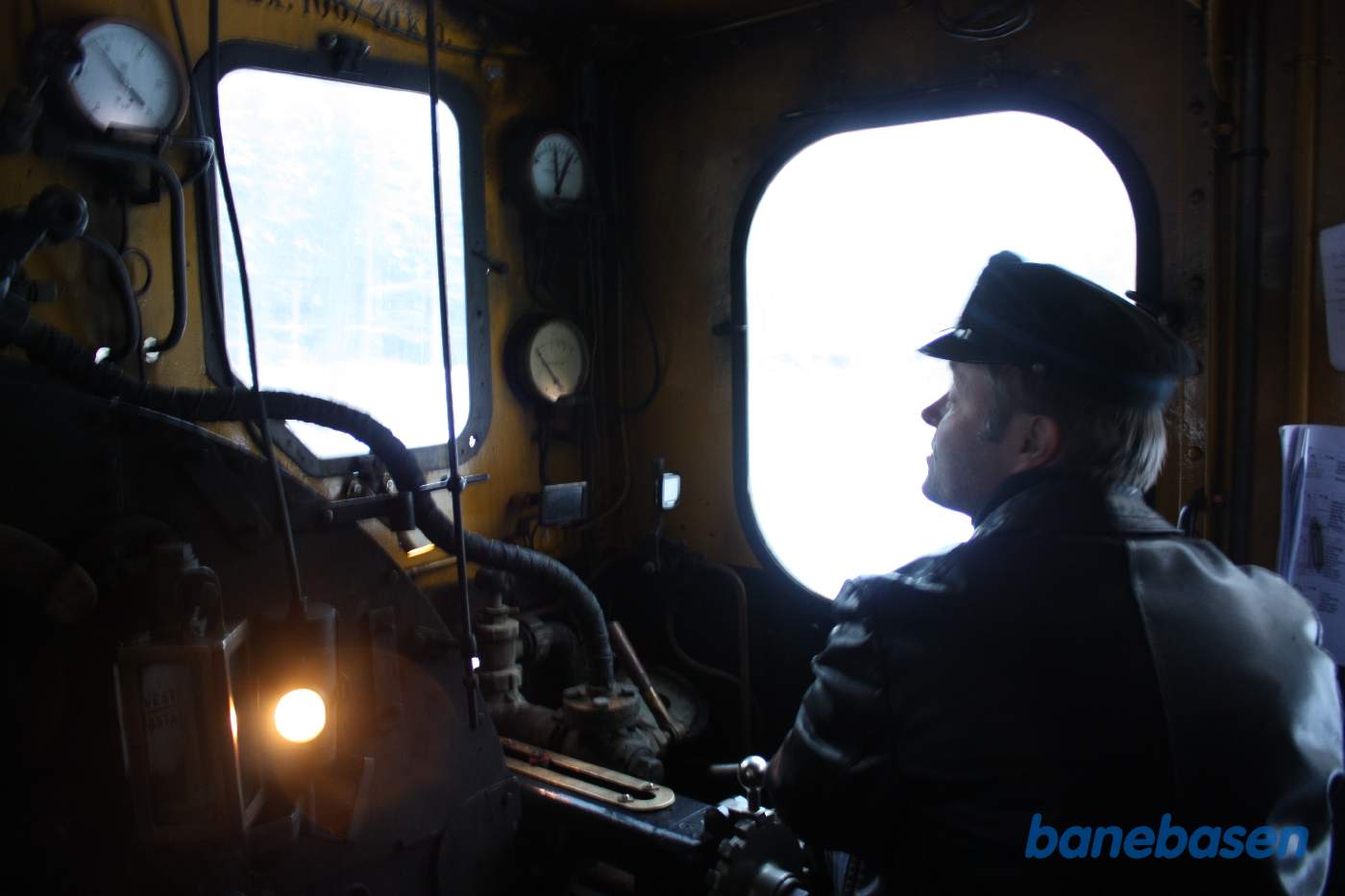 Damptoget kører gennem den flotte sneklædte Gribskov, her billede af lokomotivføreren