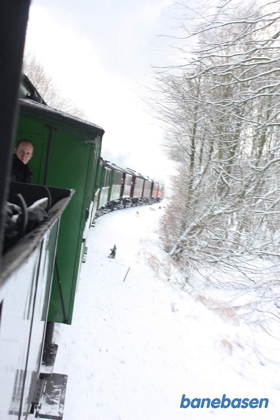 Damptoget kører gennem den flotte sneklædte Gribskov, her mellem Kildeport og Kagerup
