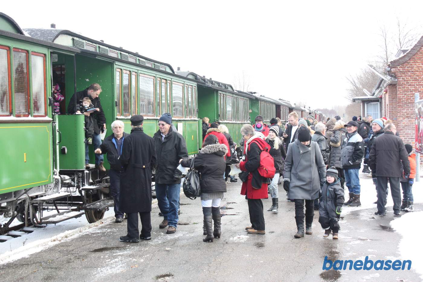 Juletoget er ankommet til Tisvildeleje station og gæsterne myldre ud på perronen Juletoget er ankommet til Tisvildeleje station og gæsterne myldre ud på perronen