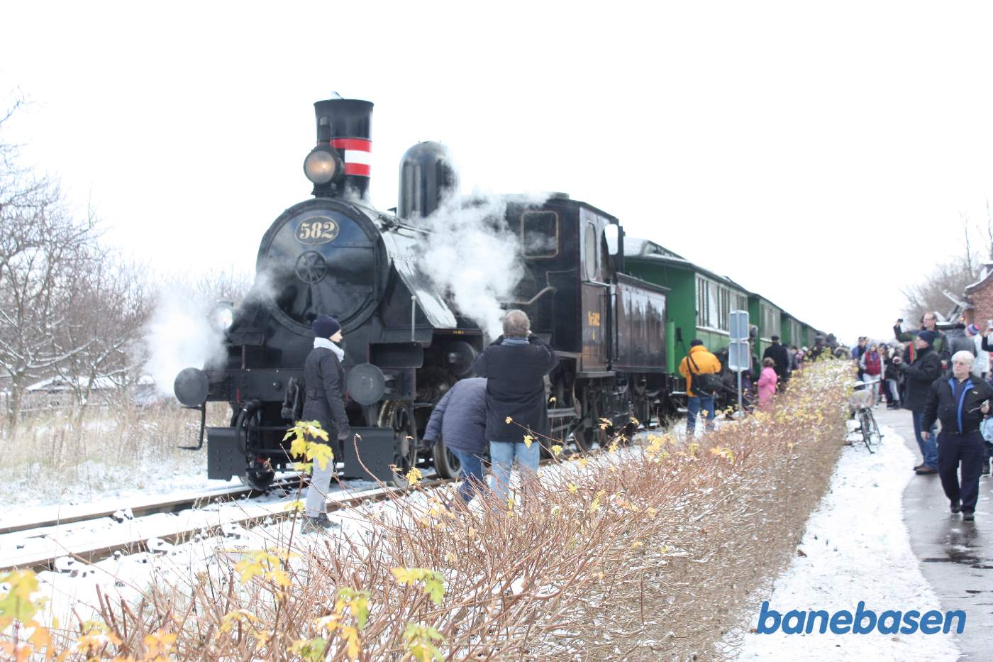 Mange af gæsterne skal lige have et billede af damplokomotivet