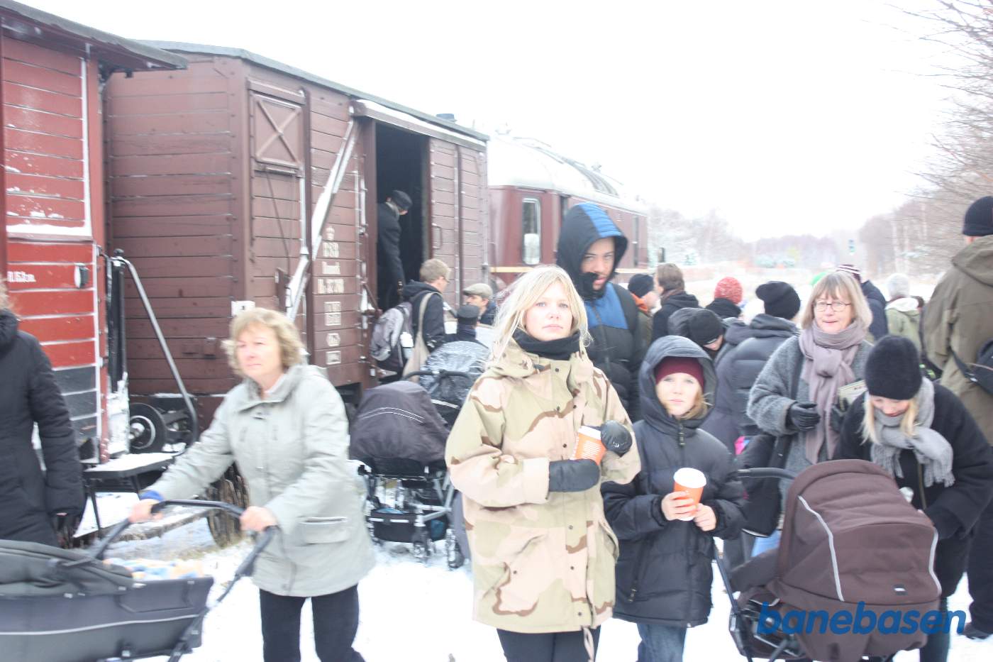 Barnevognene udleveres fra godsvognen, L1 der har været i bagenden at toget siden Hillerød, ses bag godsvognen