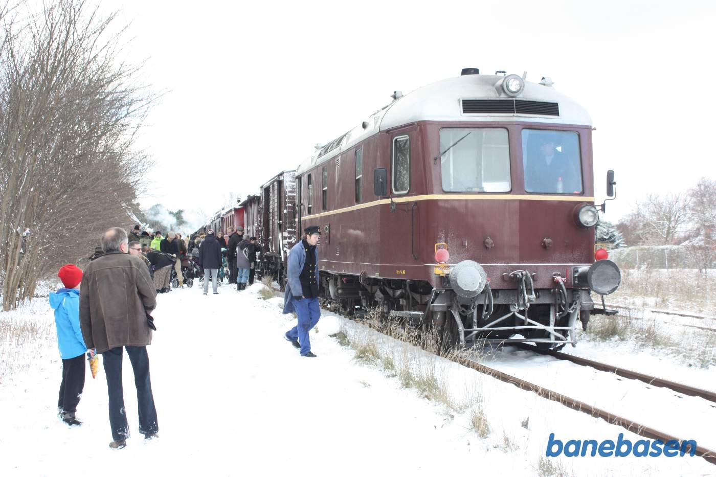 L1, der har været i bagenden af toget siden Hillerød, skal nu trække toget til Vejby for dobbelt omløb