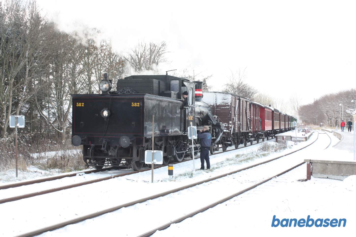 Damplokomotivet er nu kommet om i den anden ende