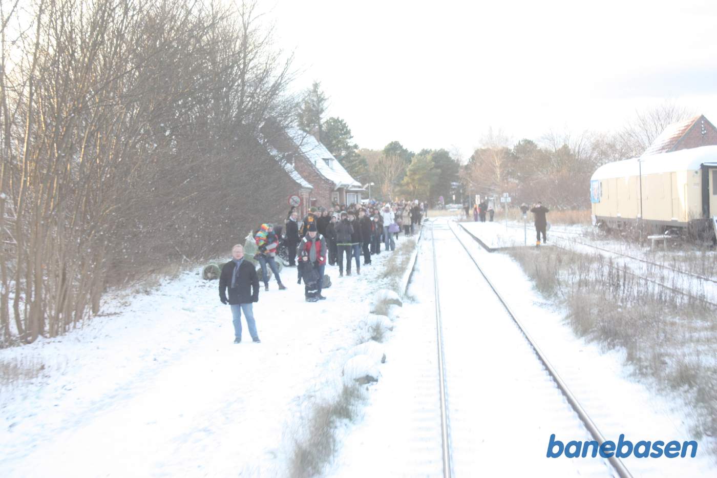 Juletoget på vej ind på stationen hvor gæsterne venter, til højre i spor 3 en gul postvogn, som den lokale teatergruppe havde ombygget til teater