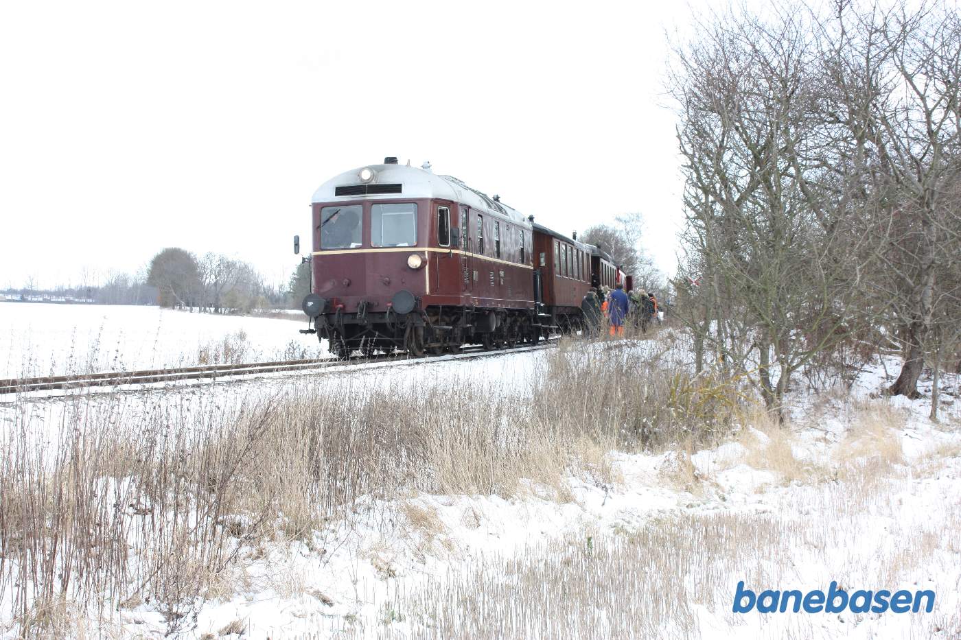 Jernbaneklubben havde anlagt et primitivt trinbræt ved en markvej meget tæt på gården Rosendal Jernbaneklubben havde anlagt et primitivt trinbræt ved en markvej meget tæt på gården Rosendal