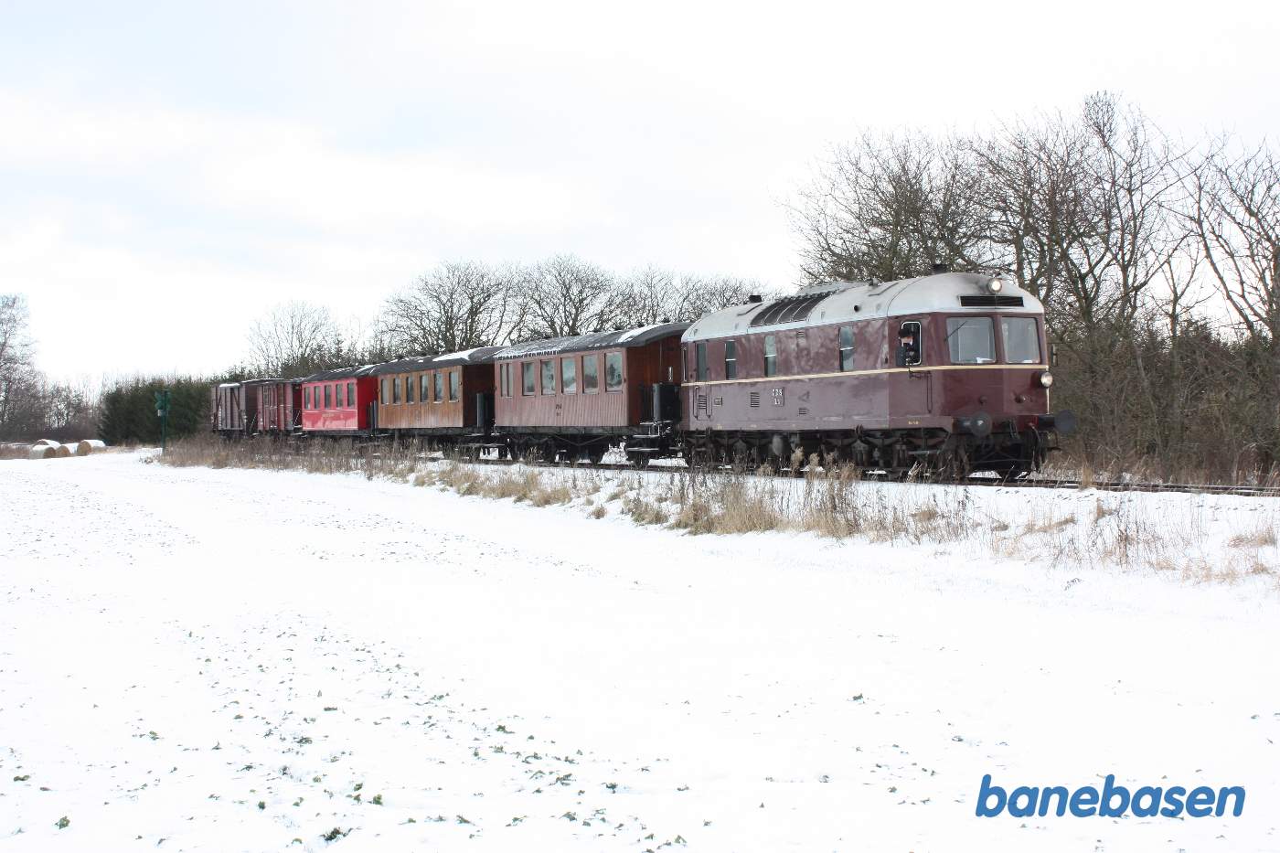 Toget holder ved det lille trinbræt mens gæsterne stiger ud af toget
