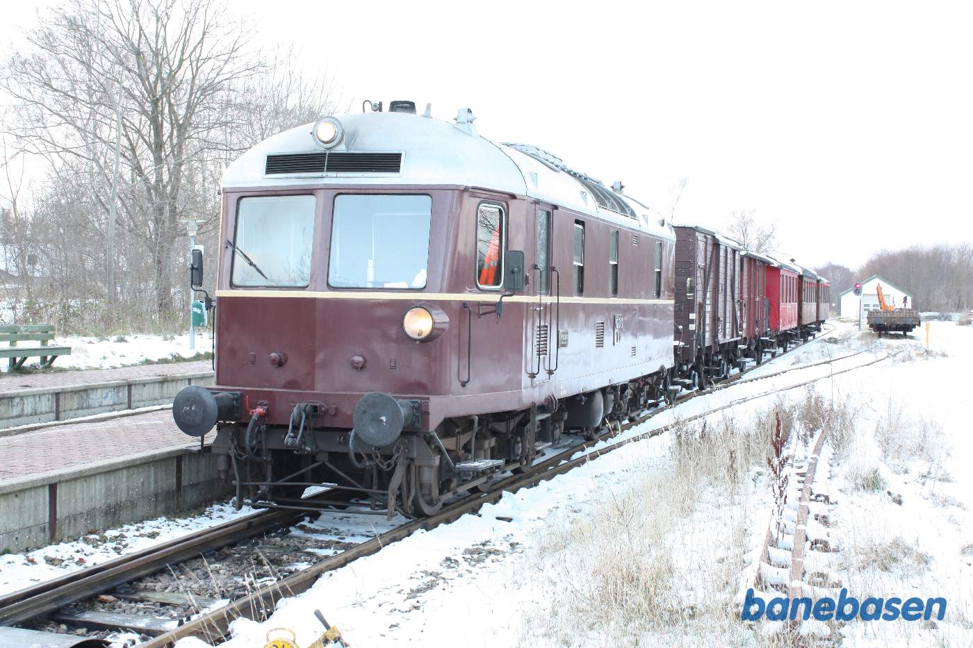 Materieltoget holder i Firhøj. Her er L1 løbet omkring vognene og afventer krydsning med Lokaltog, så toget kan køre tilbage og hente gæsterne ved Rosendal