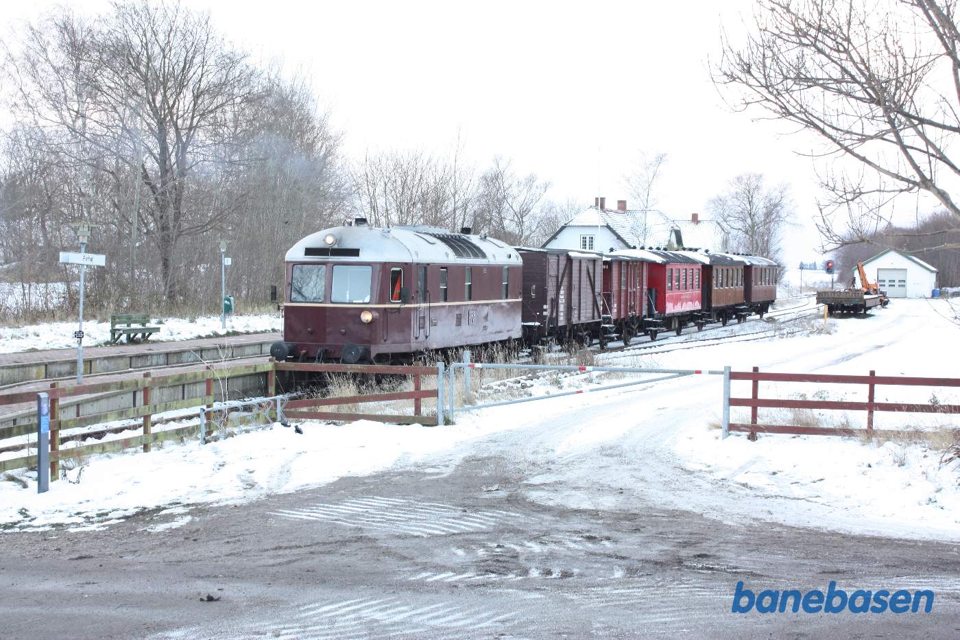 Materieltoget holder i Firhøj. Her er L1 løbet omkring vognene og afventer krydsning med Lokaltog, så toget kan køre tilbage og hente gæsterne ved Rosendal