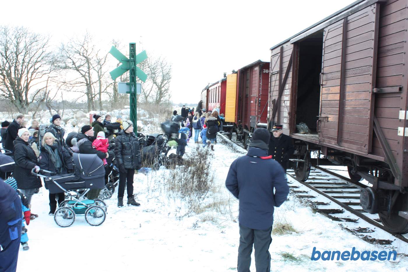 Juletogets del 2 ankommet til det lille trinbræt Rosendal, hvor gæsterne myldre ind i toget Juletogets del 2 ankommet til det lille trinbræt Rosendal, hvor gæsterne myldre ind i toget