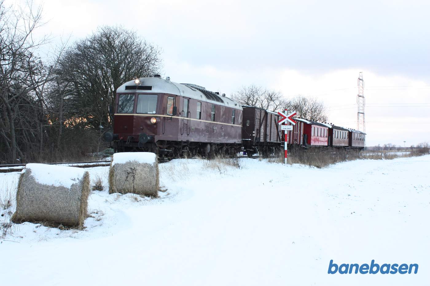 Juletogets del 2 ankommet til det lille trinbræt Rosendal, set fra marken modsat perronen Juletogets del 2 ankommet til det lille trinbræt Rosendal, set fra marken modsat perronen