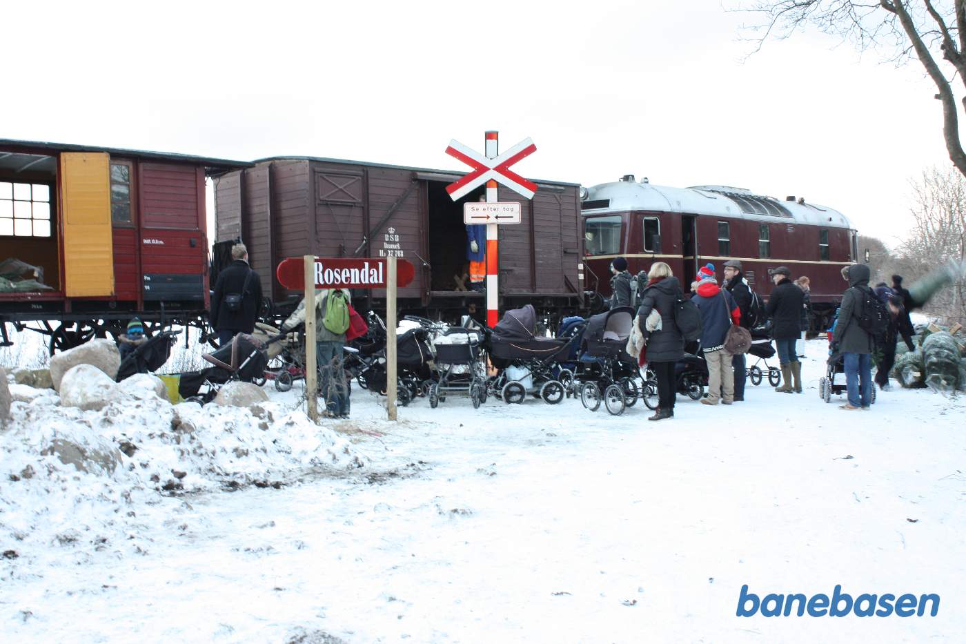 Juletogets del 2 ankommet til det lille trinbræt Rosendal, hvor personalet læsser barnevogne og juletræer ind i pakvognene OHJ Qa 304 og DSB Hj 37768
