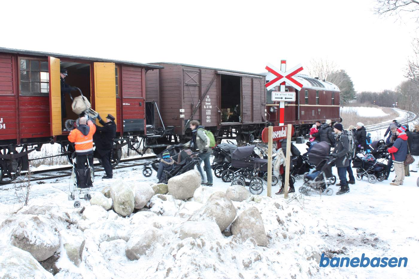 Personalet læsser barnevogne og juletræer ind i pakvognene OHJ Qa 304 og DSB Hj 37768