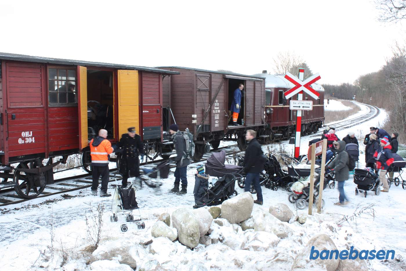 Personalet læsser barnevogne og juletræer ind i pakvognene OHJ Qa 304 og DSB Hj 37768