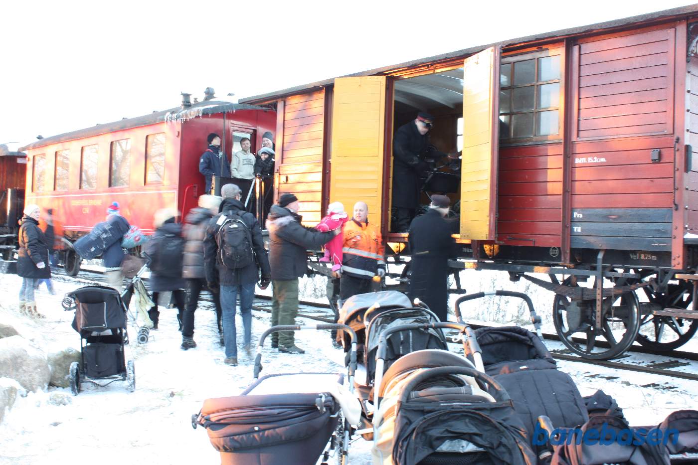 Personalet læsser barnevogne og juletræer ind i pakvognene OHJ Qa 304 og DSB Hj 37768