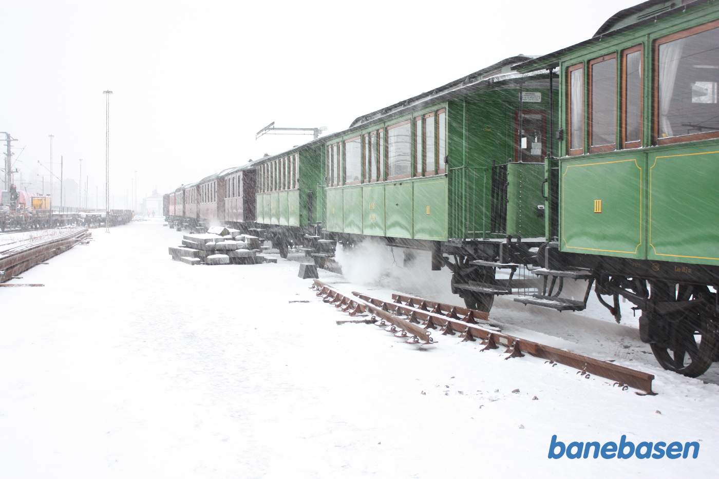 Søndag morgen var det blevet snestorm, så klargøring af juletog til Rosendal var lidt af en udfordring Søndag morgen var det blevet snestorm, så klargøring af juletog til Rosendal var lidt af en udfordring