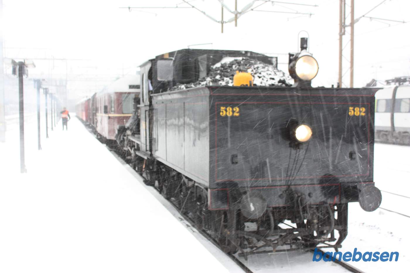 Da vi kom til Helsingør oplyste Lokaltog, at kørsel på HHGB var aflyst på grund af snestormen, derfor lavede vi omløb og satte vognene tilbage ved perron Da vi kom til Helsingør oplyste Lokaltog, at kørsel på HHGB var aflyst på grund af snestormen, derfor lavede vi omløb og satte vognene tilbage ved perron