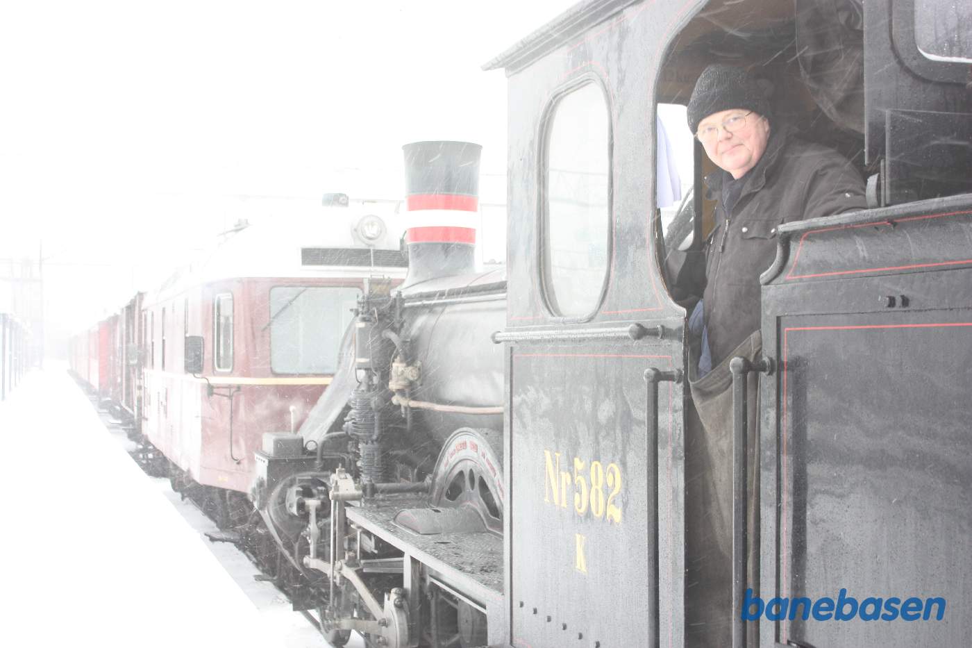 Da vi kom til Helsingør oplyste Lokaltog, at kørsel på HHGB var aflyst på grund af snestormen, derfor lavede vi omløb og satte vognene tilbage ved perron