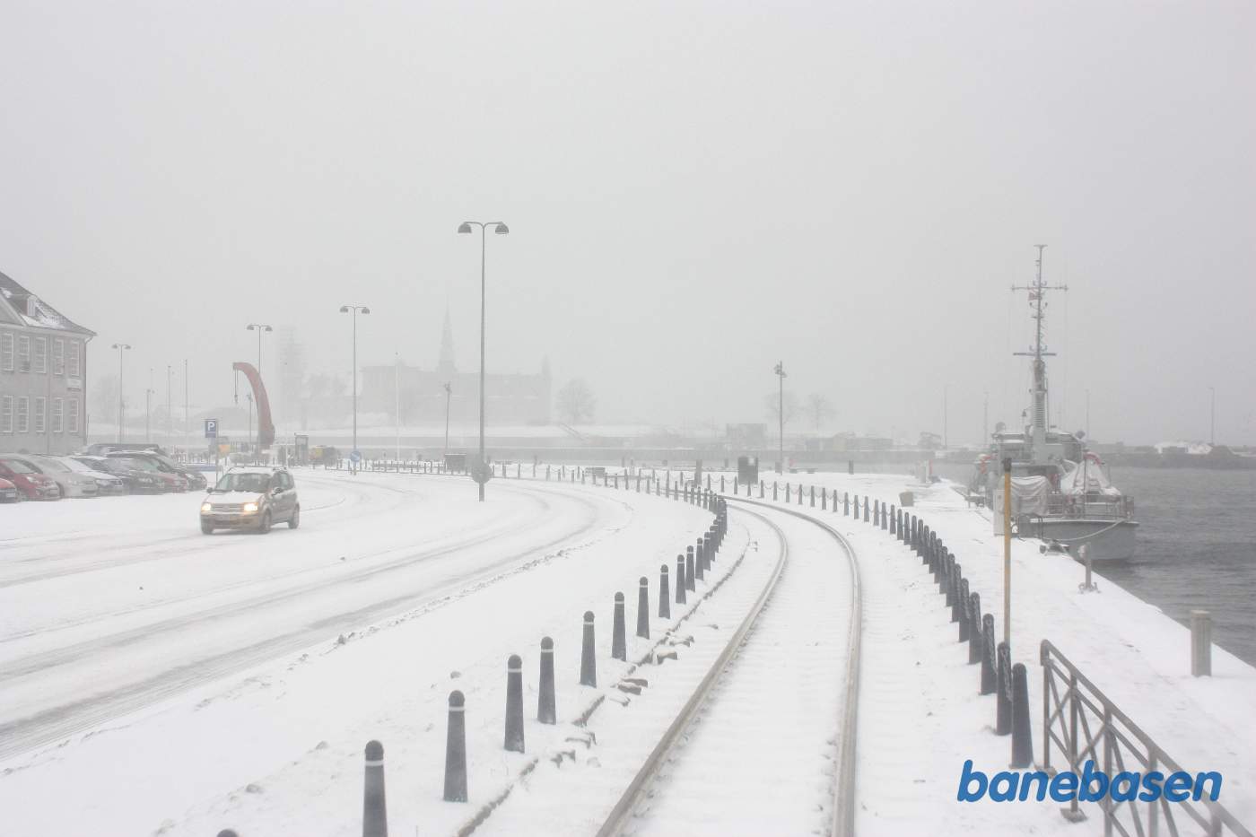 Så lykkedes det endeligt at komme over på havnebanen, Kronborg skimtes ude gennem sneen der daler ned