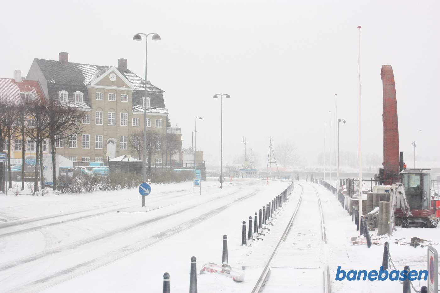 Kongekranen på havnen passeres Kongekranen på havnen passeres