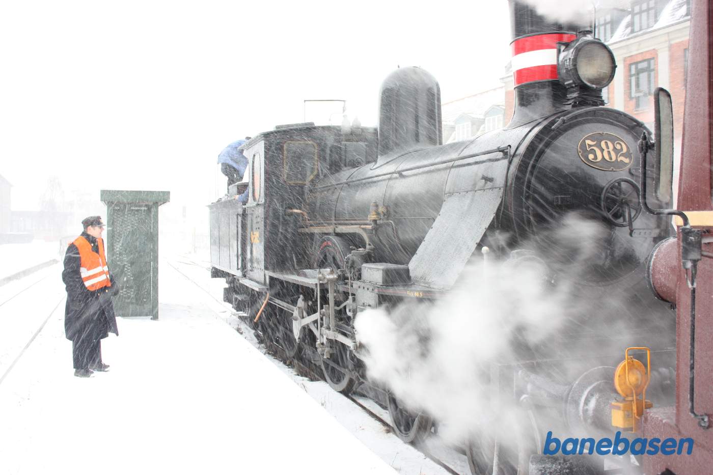 Vi er ankommet til Grønnehave spor 2, hvor dampfolkene gør klar til at få vand på lokomotivet Vi er ankommet til Grønnehave spor 2, hvor dampfolkene gør klar til at få vand på lokomotivet