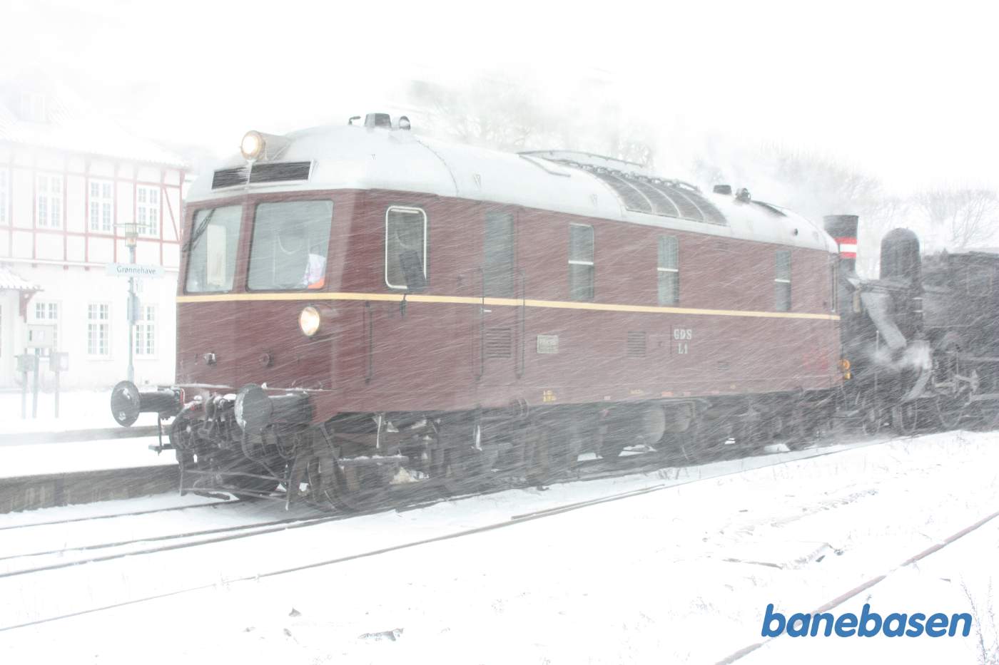 Snestormen tager til, men nu har vi fået tilladelse til at køre L1 til Græsted så snart der er en ledig kanal Snestormen tager til, men nu har vi fået tilladelse til at køre L1 til Græsted så snart der er en ledig kanal