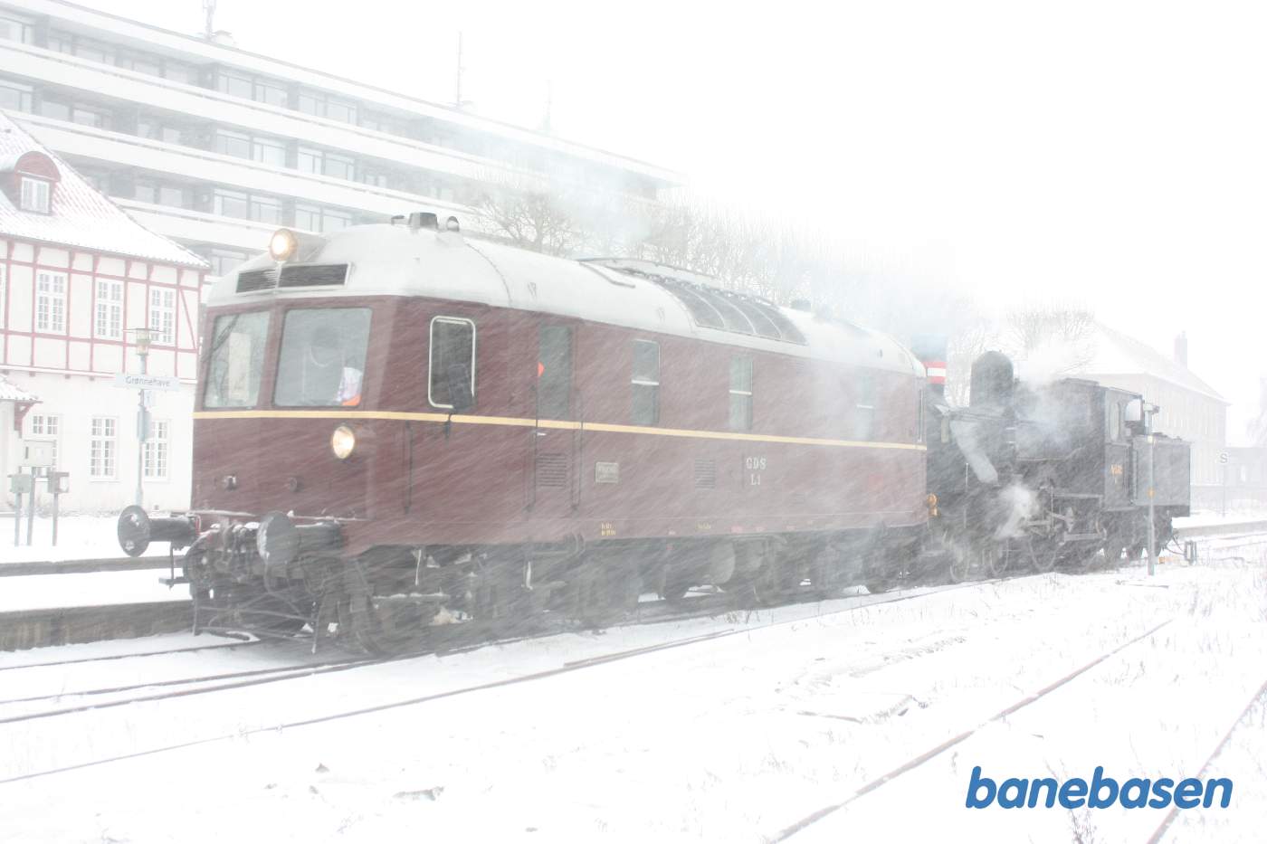Snestormen tager til, men nu har vi fået tilladelse til at køre L1 til Græsted så snart der er en ledig kanal Snestormen tager til, men nu har vi fået tilladelse til at køre L1 til Græsted så snart der er en ledig kanal