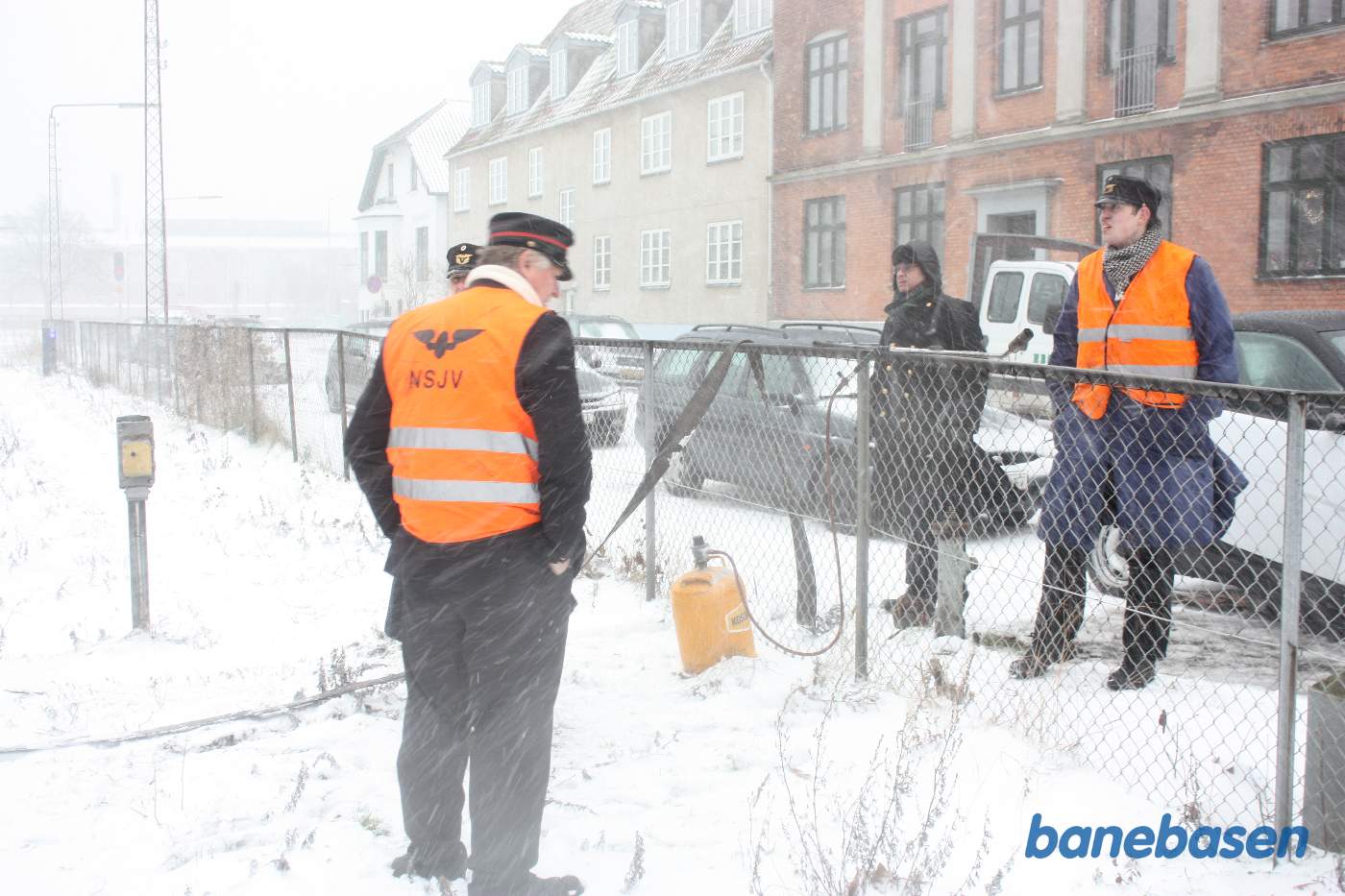 Med en gasbrænder forsøger dampfolkene at tø brandhanen op for at få vand