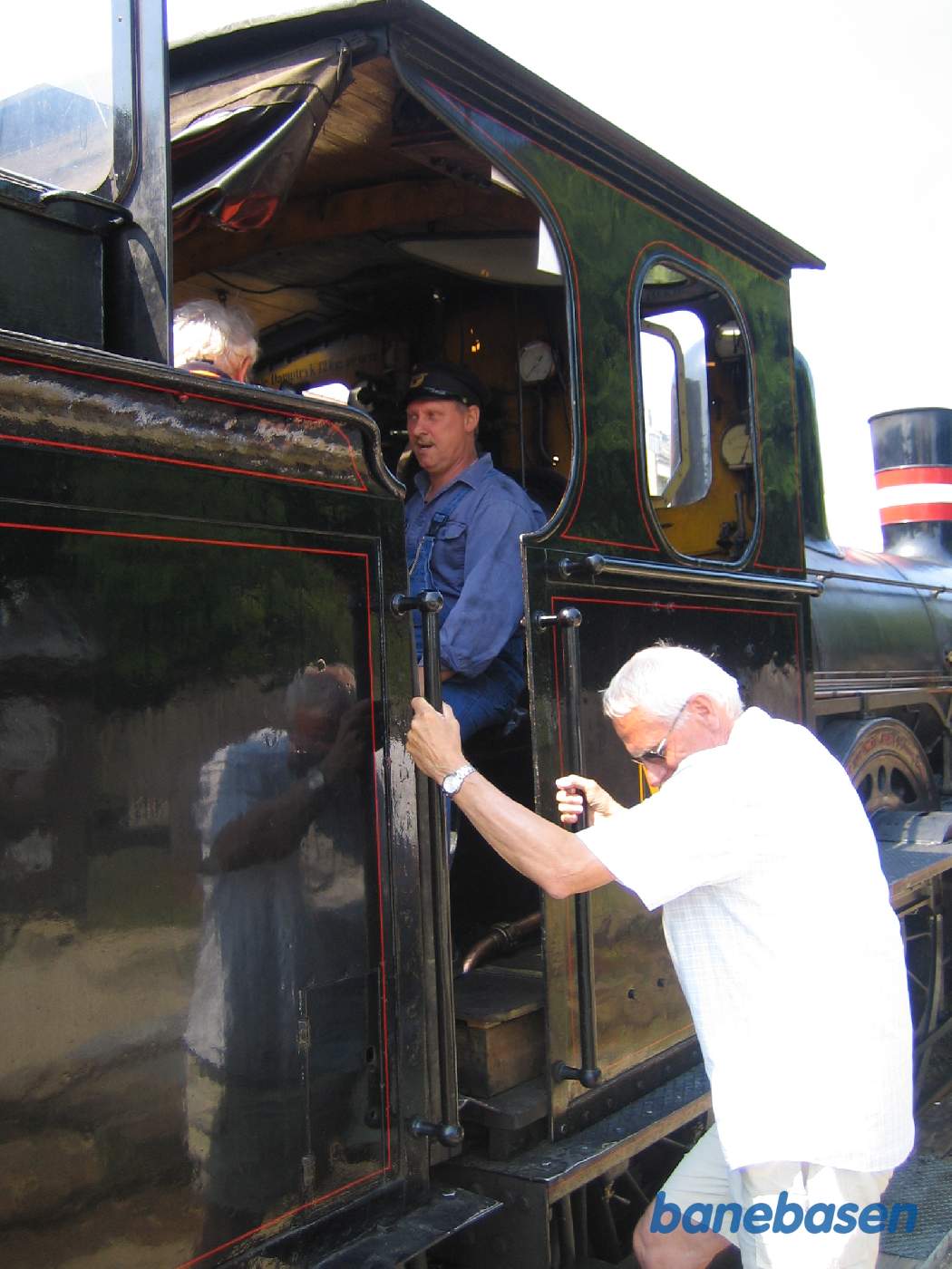 Den første lokomotivfører aspirant udspørges på maskinen Den første lokomotivfører aspirant udspørges på maskinen