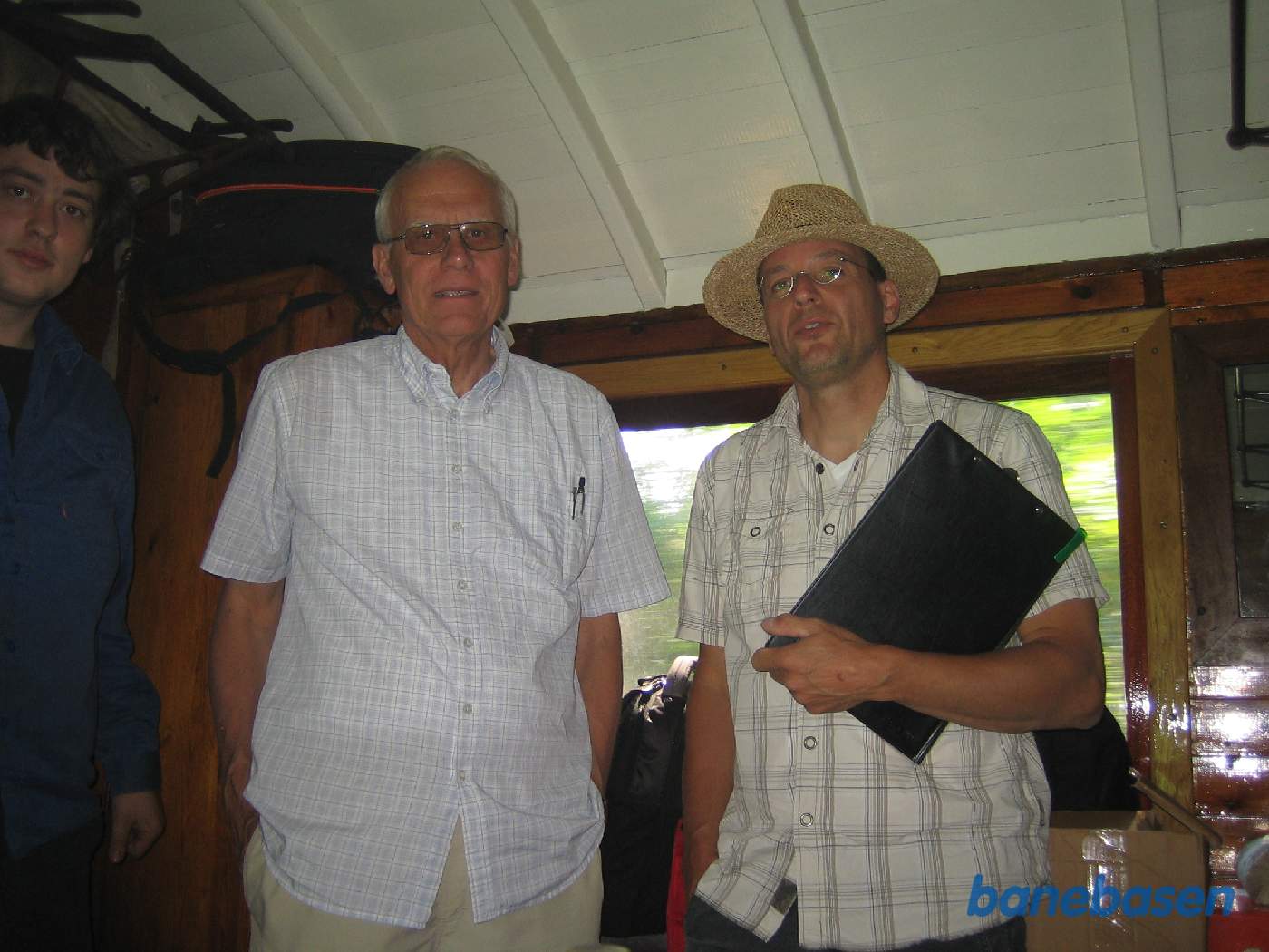 Loko instruktøren og driftsbestyreren står i tjenestekupéen under kørslen