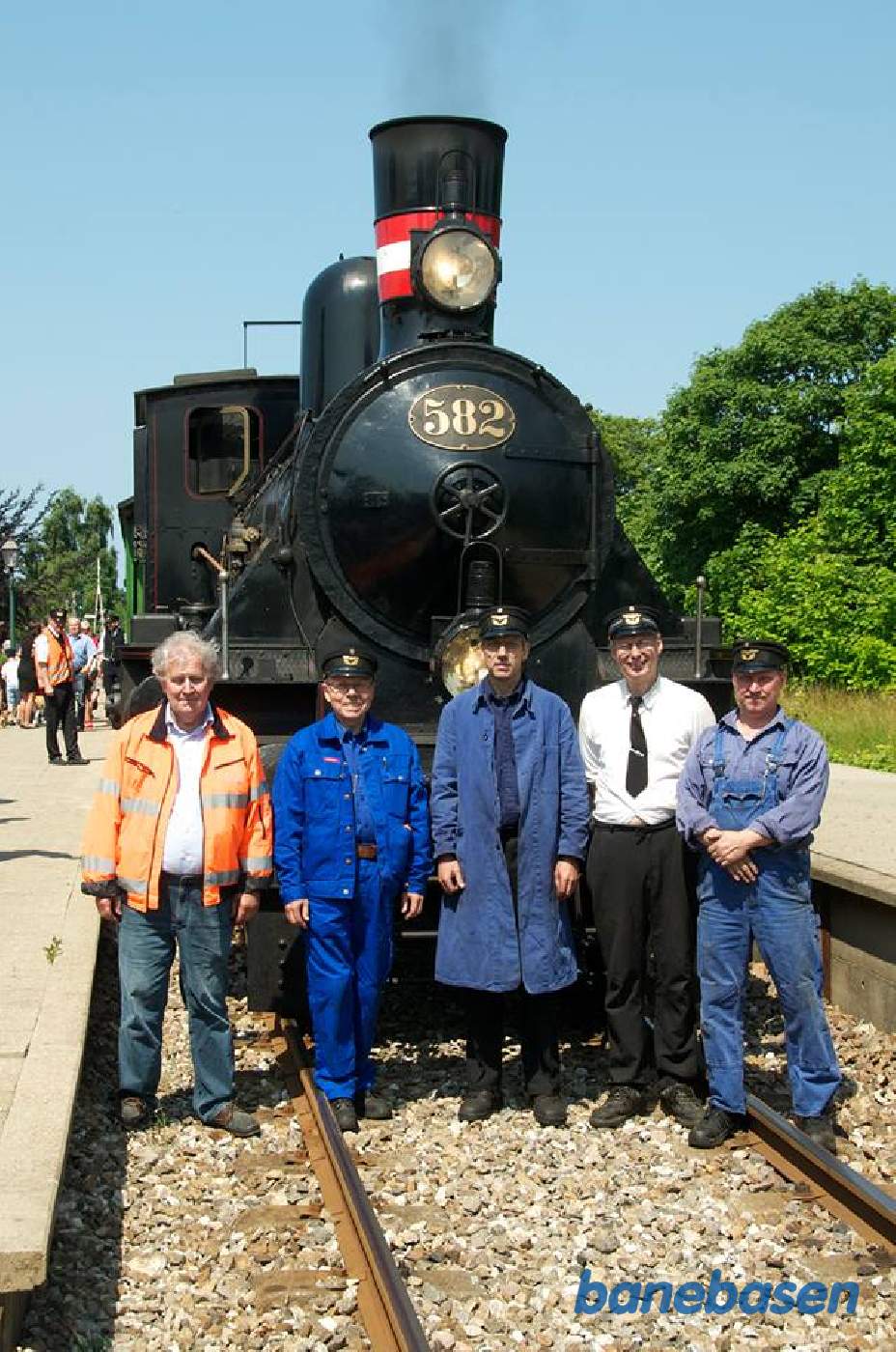 Den tilsynsførende med 2 nye fyrbødere og 2 nye lokomotivførere Den tilsynsførende med 2 nye fyrbødere og 2 nye lokomotivførere