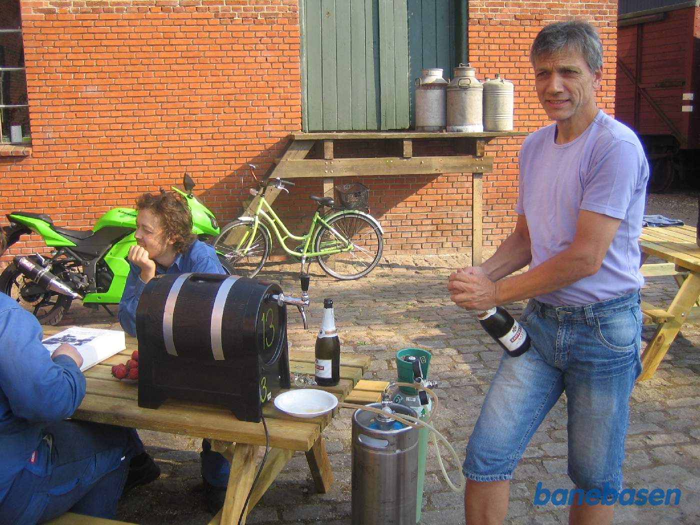 Så skal der festes. Den nye fyrbøder trækker en flaske vin op Så skal der festes. Den nye fyrbøder trækker en flaske vin op