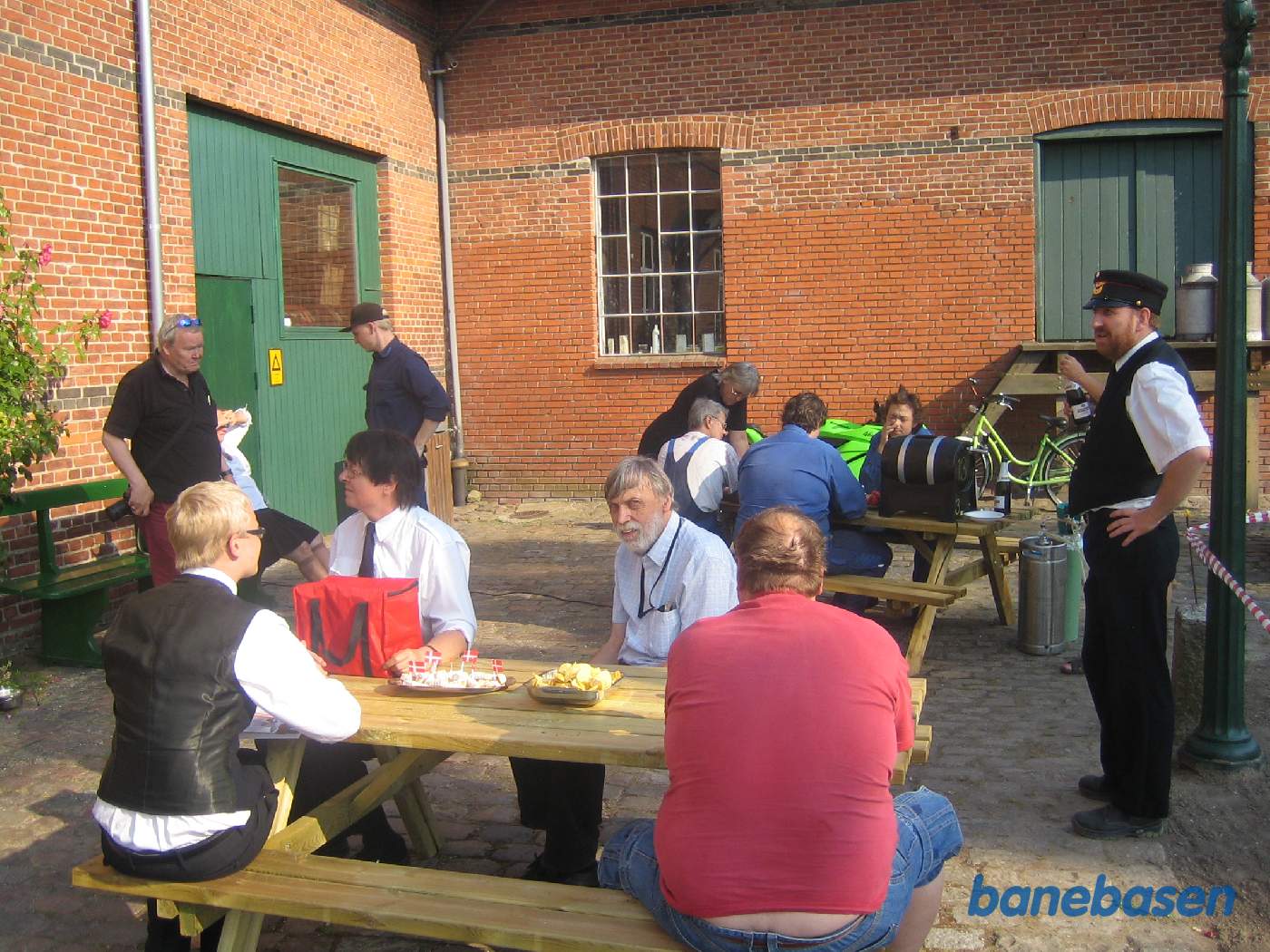 En hyggelig eftermiddag på stationens forplads En hyggelig eftermiddag på stationens forplads