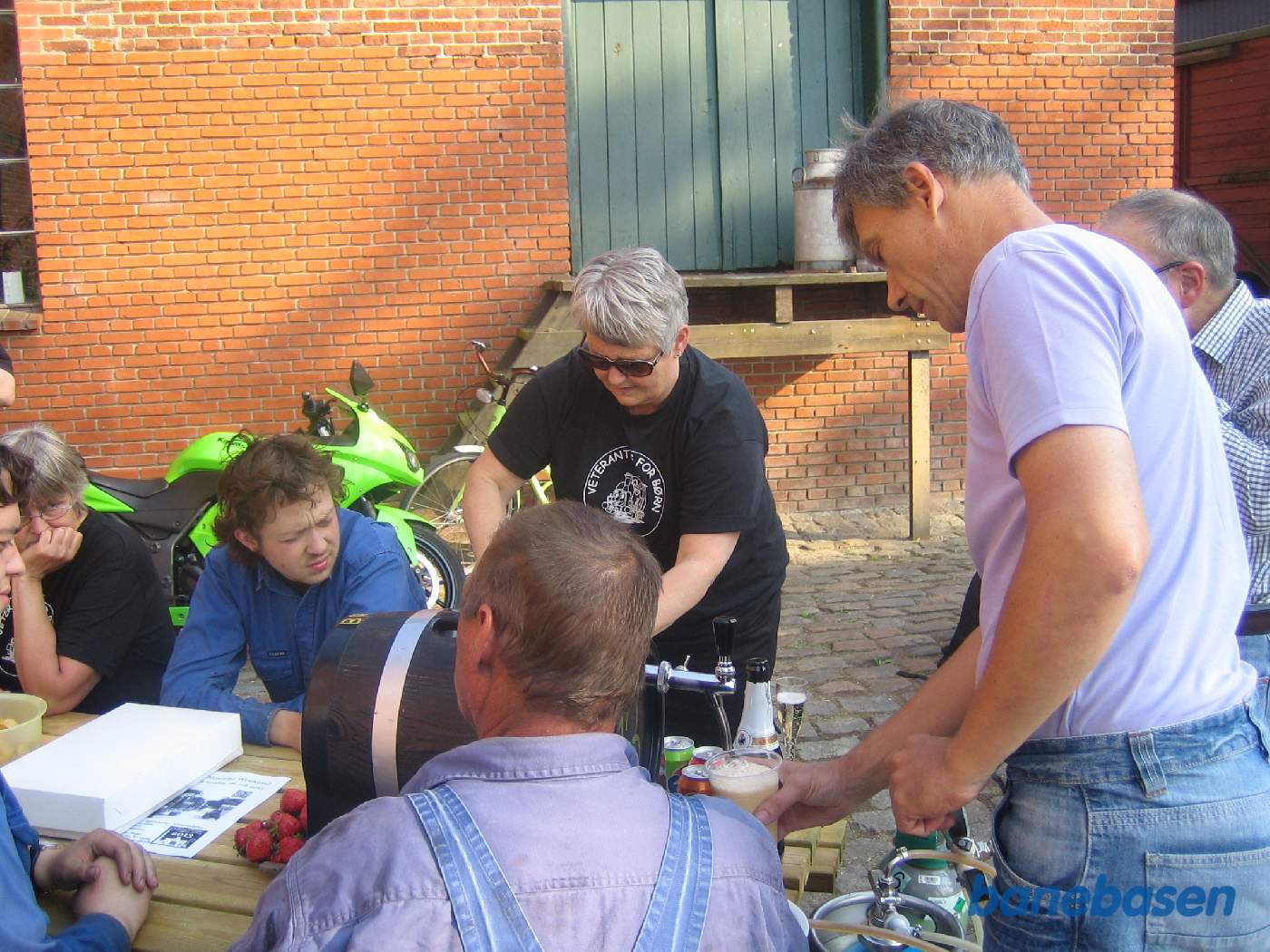 En hyggelig eftermiddag på stationens forplads En hyggelig eftermiddag på stationens forplads