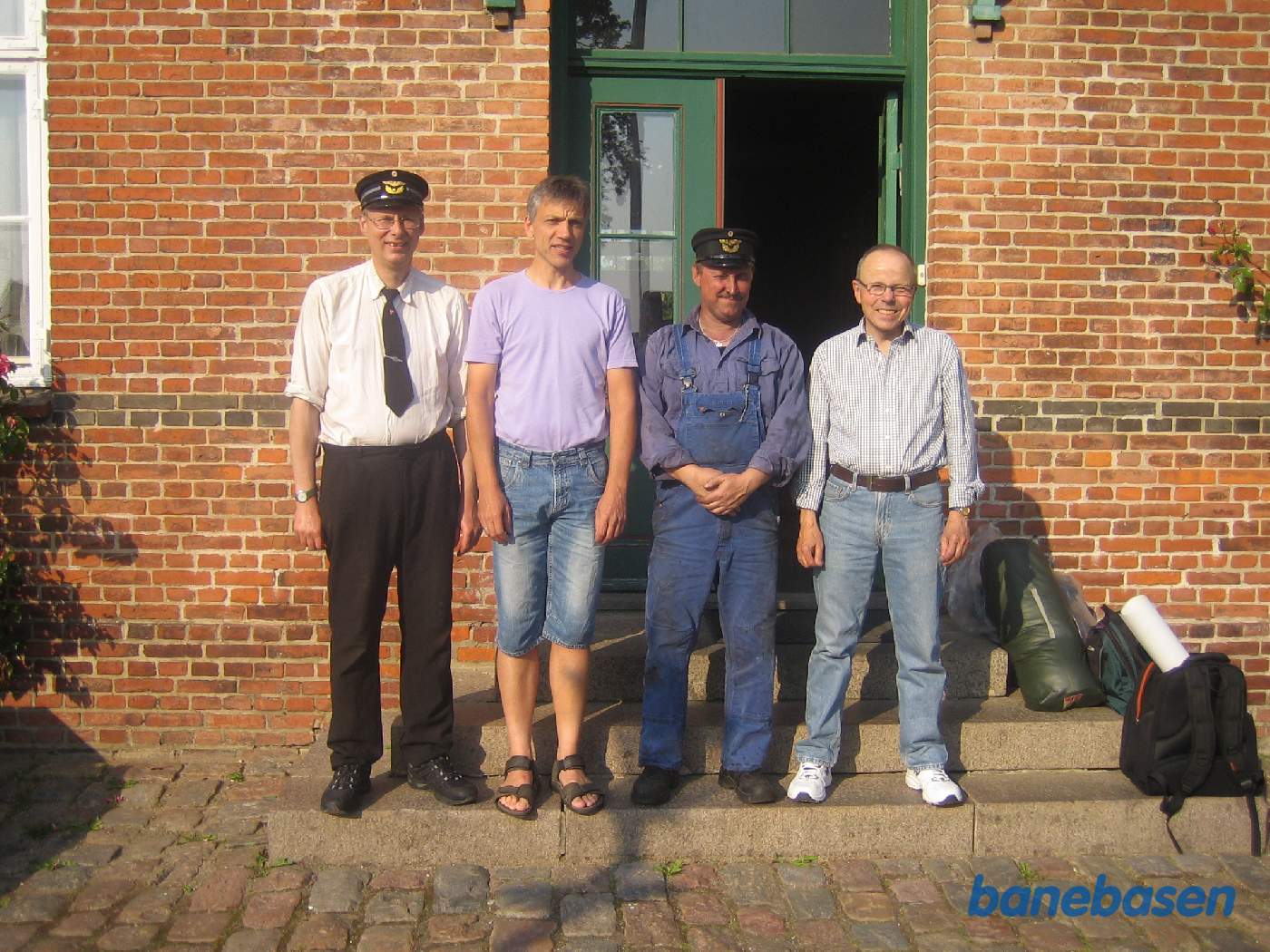 De 4 nye lokomotivfolk på trappen til stationen